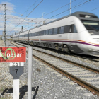 Un tren pasa junto al apeadero de la Universidad de Valladolid.-WELLINGTON DOS SANTOS