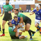 Dos jugadores del Gernika placan a Gareth Griffiths, ayer, en Pepe Rojo.-J. M. LOSTAU