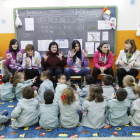 La directora del colegio vallisoletano León Felipe, Magdalena Díez (d), con parte del equipo docente que trabaja con los alumnos de cuatro años.-J.M. LOSTAU
