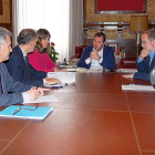 Ángela de Miguel, con dos miembros de su equipo, junto a Puente, Saravia y Gato durante la reunión  en el despacho del alcalde.-E. M.