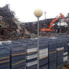 Prácticamente está todo como cuando se declaró el incendio en la parcela de la fábrica, según explicó la plantilla.-A. G.