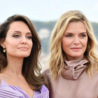 Angelina Jolie y Michelle Pfeiffer, en la ’premiere’ en Roma de ’Maléfica: Maestra del Mal’.-AFP / TIZIANA FABI