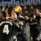 Nacho (d) salta a remtar un balón en el partido ante el Celta.-EFE