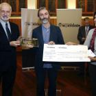 El escritor leonés Alberto R. Torices, recibe el 4º Premio de Novela Corta ‘Fundación Monteleón’ de manos de los miembros del jurado Salvador Gutiérrez y Ángela Díaz-Caneja-Ical