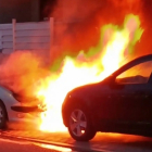 Incendio de los dos vehículos en la calle Monasterio de Yuste de Villa del Prado. - EM