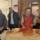 Centeno y Tapia observan la demostración de un artesano, en la inauguración del Aula Didáctica de Artis-Santiago G. del Campo