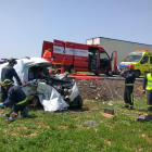 Los servicios de emergencia trabajan en uno de los dos vehículos accidentados.-EL MUNDO