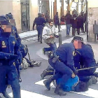 Carga de la Policía contra los manifestantes a las puertas de la Parrilla de San Lorenzo.-L.B.Á.