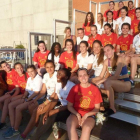 Las atletas del CAV-UVa posan en Río Esgueva junto a su entrenadora, Ana Pérez.-E. M.