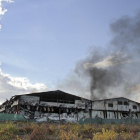 El fuego destruye las instalaciones de la planta de Iberavi tiene en Alija del Infantado (León).-ICAL