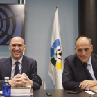 Javier Tebas (d) junto a Luis Rubiales en la sede de La Liga.-EUROPA PRESS