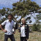 Irene y Miguel, con uno de sus vinos en el lugar en el que se encuentra el árbol de las zapatillas.-