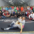 Dos de las alumnas del seminario de grappling enfocado a la defensa personal de las mujeres realizan una llave ante la mirada de sus compañeros.-J.M. LOSTAU