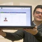 Alejandro Pedrosa muestra la herramienta para la selección ‘online’ en las instalaciones de Jobfie.-PABLO REQUEJO