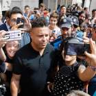 Ronaldo Nazário pasea por las calles de Valladolid rodeado de gente.-J. M. LOSTAU