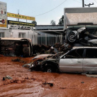 Vehículos en medio del fango en calles inundadas en Mandra (Grecia), tras las lluvias torrenciales, el 15 de noviembre.-EFE / YANNIS KEMMOS