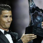 Cristiano Ronaldo, con el trofeo que lo acredita como mejor jugador europeo de la temporada.-Foto: AFP / VALERY HACHE