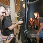 Los miembros del equipo de rodaje hacen pruebas de cámara y controlan la iluminación en una secuencia rodada en el interior del Museo de la Evolución.-RAÚL OCHOA