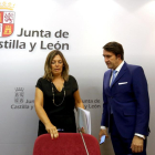 El consejero de Fomento y Medio Ambiente, Juan Carlos Suárez-Quiñones, y la consejera de Agricultura y Ganadería, Milagros Marcos, presentan el programa de biomasa en explotaciones ganaderas.-ICAL