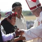 El papa Francisco saluda a unos mapuches en la misa en la base aérea de Temuco, en Chile, este miércoles 17 de enero.-AP / ALESSANDRA TARANTINO