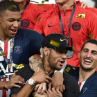 Neymar, abrazado por Mbappé y Verratti en la celebración de la Supercopa de Francia.-AFP / FRANCK FIFE