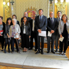 Varios representantes de la corporación municipal y de las universidades posan junto a la familia de Segundo Montes.-E.M.