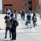 Estudiantes en el campus Miguel Delibes.-MIGUEL ÁNGEL SANTOS