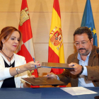 La presidenta de las Cortes, Silvia Clemente, y el gerente de la ONG Cives Mundi, Joaquín Alcalde. J.M. LOSTAU-J.M. LOSTAU
