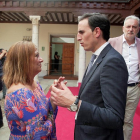 La portavoz socialista Teresa López conversa con el portavoz popular Guzmán Gómez-ICAL