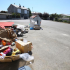 Basura acumulada en un contenedor de un barrio de Ponferrada en el inicio de la huelga.-ICAL