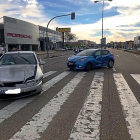 Imagen de la colisión entre los dos turismos ocurrida ayer, en la avenida de Burgos.-E. M.
