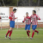 Adalla (izquierda), máximo goleador del equipo, celebra un gol junto a dos compañeros.-José Carlos Castillo