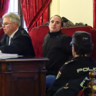 Nueva jornada del juicio por la muerte de la peregrina Denisse Pika Thiem en la Audiencia Provincial de León. En la imagen, el acusado Miguel Angel Muñoz y el abogado defensor, Vicente Prieto-ICAL