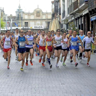 Corredores inician la media maratón en la Plaza Mayor de Medina del Campo, en una pasada edición.-E. M.