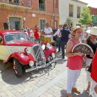 El público se concentra junto a un Citroen antiguo, del medio centenar de vehiculos que participaron en el encuentro celebrado en la Plaza Mayor de Cigales.-J.M. Lostau