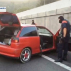 Los Mossos d’Esquadra, en el momento de interceptar a los supuestos ladrones en Barcelona.-EM