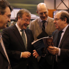 El presidente de la Junta, Juan Vicente Herrera, junto al alcalde de León, Antonio Silván y el presidente de la Diputación de León,Juan Martín Majo, durante la visita del stand de la Comunidad.-ICAL
