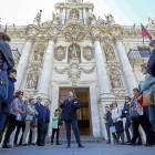 La profesora Patricia Andrés explica frente a la fachada de la Universidad de Valladolid la historia del emblemático edificio.-J.M. LOSTAU