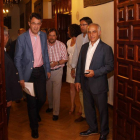 Rueda de prensa del presidente de la Diputación de León, Juan Martínez Majo (C), acompañado de los diputados del equipo de gobierno-ICAL