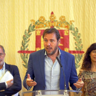 El alcalde de Valladolid, Óscar Puente, acompañado de Manuel Saravia y Ana Redondo ayer en la rueda de prensa.-ICAL