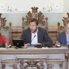 María Sánchez, Óscar Puente y Manuel Saravia, en la reunión de la CUVA en el salón de plenos.-J.M.LOSTAU