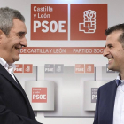 Los candidatos a la Secretaría General del PSOE de Castilla y León, Luis Tudanca (d) y Julio Villarrubia (i)-Efe