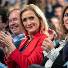 Cifuentes, entre Pío García-Escudero y Cospedal, este sábado en Sevilla.-/ EFE / RAFA ALCAIDE / JULIO MUÑOZ