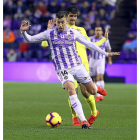 Alcaraz progresa con el balón durante el partido contra el Villarreal, seguido por Gerard.-PABLO REQUEJO