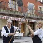 Paco e Isabel, con las palas del horno de leña, en el exterior de su bar restaurante.-ARGICOMUNICACIÓN