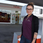 Beatriz Lucía Osorio, en el exterior de la estación de servicio de Castrillo de la Vega y, al fondo, su café-restaurante Aceques, que forma parte del complejo.-ARGICOMUNICACIÓN