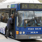 Los viajeros suben en una parada de autobús de la línea que comunica Las Delicias con La Victoria y Parquesol.-E.M.