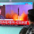 Un soldado surcoreano mira un informativo que da cuenta del lanzamiento del misil, este martes en Seúl.-AP / JUNG YEON-JE
