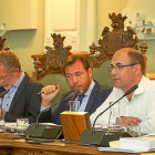 Manuel Saravia, Óscar Puente y Luis Vélez, en los momentos previos al pleno.-MIGUEL ÁNGEL SANTOS / PHOTOGENIC