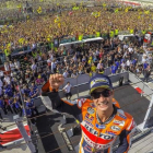 Dani Pedrosa celebra  con la hinchada de Valentino Rossi a su espalda  su victoria en Misano.-MOTOGP.COM